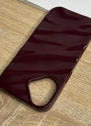 Чохол на iphone 16 силіконовий бордовий з об'ємним малюнком хвиля
