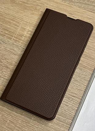 Кожаный чехол книжка для samsung galaxy s23 fe коричневого цвета с защитой камеры leather design