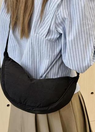 Полумесячную сумку через плечо uniqlo round mini shoulder bag (black)