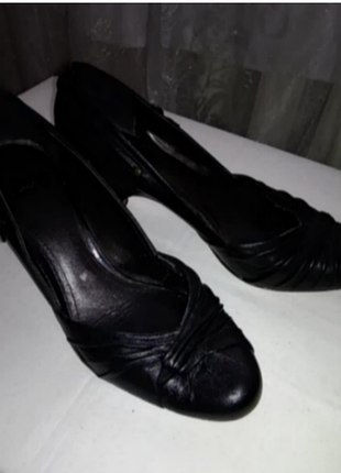 Женские черные кожаные туфли 38 размера от clarks