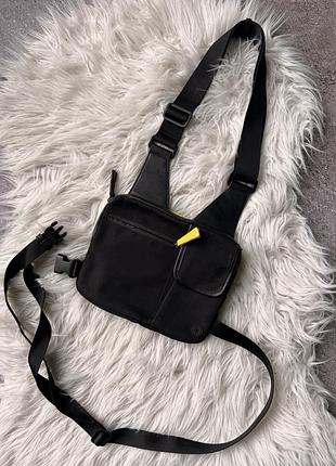 Нагрудна сумка-жилет (chest bag) від бренду zara