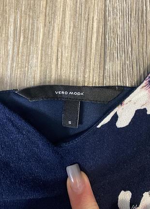 Темно-синій топ майка vero moda в квітковий принт 2