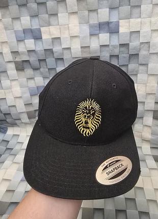 Кепка roar black/gold snapback 3