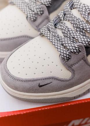 Nike sb dunk × kaws
• grey / cream • 5