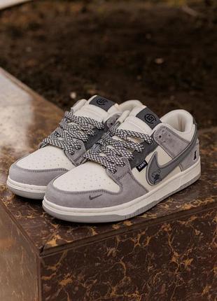 Nike sb dunk × kaws
• grey / cream •