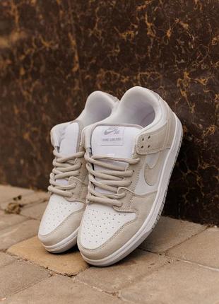 Nike sb dunk 
• light grey / white •