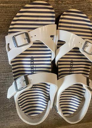 Сандалі для дівчинки birkenstock, 34 розмір, білого кольору , нові
