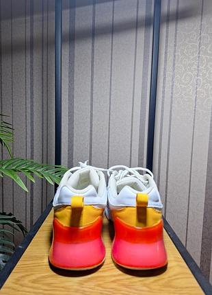 Яркие оригинальные кроссовки гуess 3