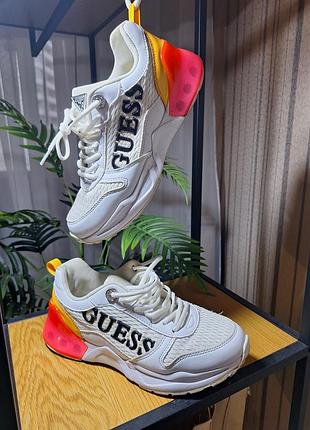 Яскраві оригінальні кросівки guess