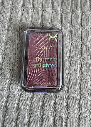 Крем-пудровий хайлайтер для обличчя nyx professional makeup buttermelt highlighter, 15 u butta werk
