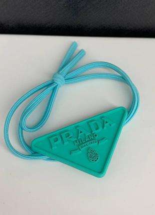 Брендова гумка для волосся прада prada бірюзова з трикутником логотипом