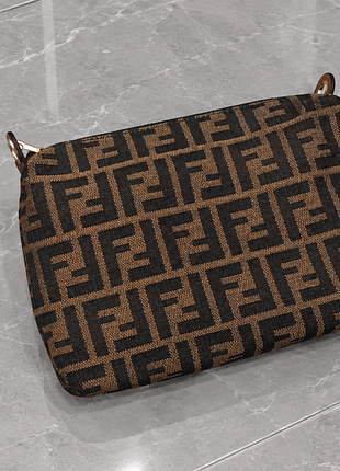Стильна косметичка fendi