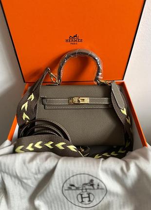 Hermès kelly mini 19 bag in beige leather with gold hardware
