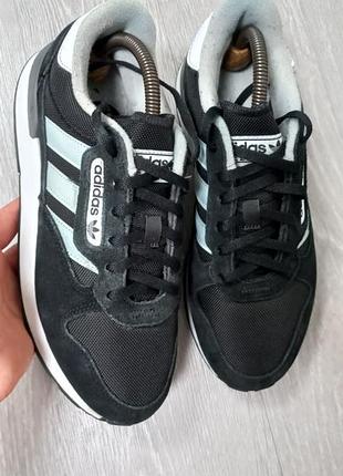 Фірмові кросівки adidas