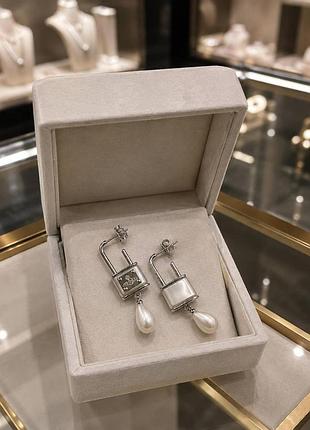 Серьги vivienne westwood в форме замка с жемчужиной и серебристым покрытием