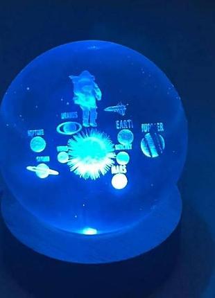 Куля акрилова астронавт в космосі 6см з підсвічуванням на підставці