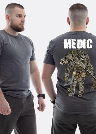 Мужская классическая футболка с принтом medic военный медик скелет извлекает раненного, графитовый