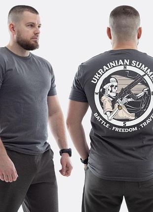 Мужская классическая футболка с принтом ukrainian summer скелет с автоматом за рулем авто, графитовый m