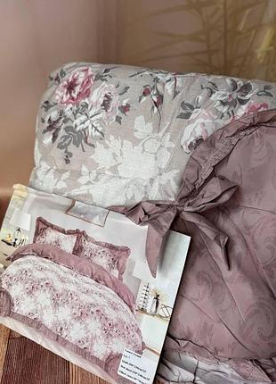 Стильный и современный подарочный комплект евро размера с готовым одеялом laura grand сатин с благородным блеском и мягкой