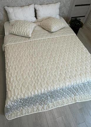 Стеганое двустороннее покрывало двуспального размера 210×230 см из мягкой фланели премиум качества в подарочной сумке + 2 подушки.