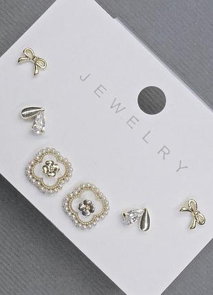 Серьги пусеты золотистый металл белые стразы клевер 10мм+-