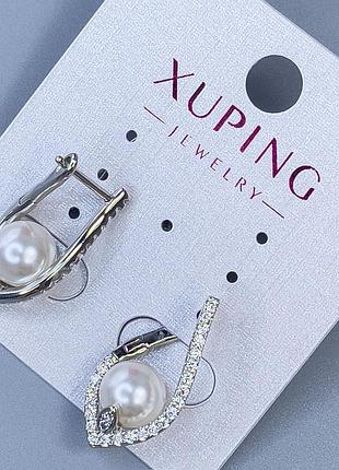 Серьги xuping родий с жемчужиной d-8 мм и белыми стразами l-24мм + -
