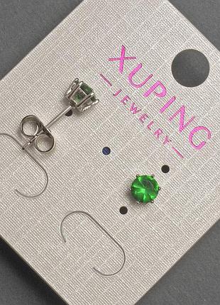 Серьги пусеты шарики xuping с зеленым кристаллом d-5мм+- родий