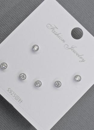 Серьги пусеты 3,2мм+- серебристый металл белые стразы