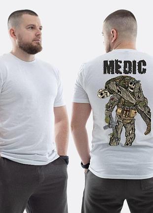 Мужская классическая футболка с принтом medic военный медик скелет извлекает раненного, белый