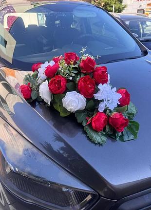 Свадебное украшение на машину екибана композиция с цветов на присосках 295ек5 с красными цветами