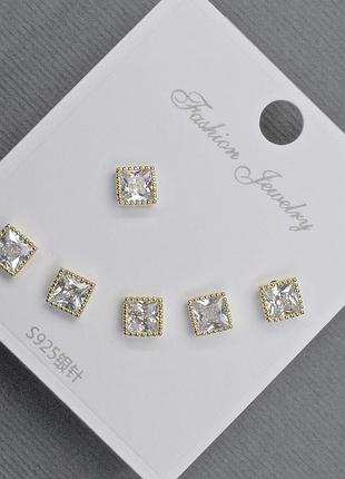 Серьги пусеты 5мм+- золотистый металл белые стразы