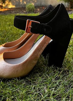 Відкриті туфлі від креативного дизайнерського бренду united nude розмір 38 у золотому кольорі