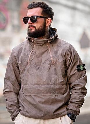 Мужской анорак stone island бежевый из плащевки демисезонный стильный спортивный с ветрозащитным капюшоном для парня ветровка
