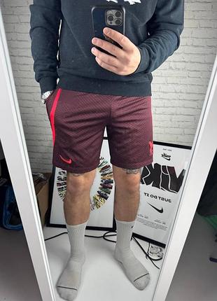 Оригінальні шорти nike x liverpool