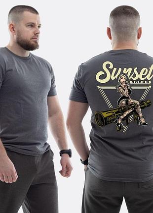 Чоловіча класична футболка з принтом sunset goons дівчина , графітовий