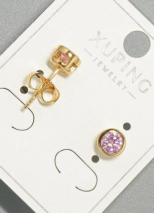 Серьги пусеты xuping с розовым кристаллом, круглая оправа d-6мм позолота