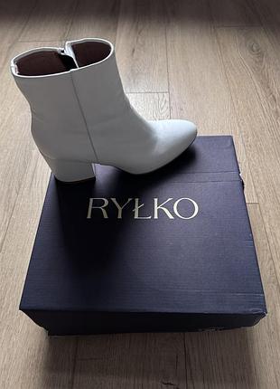 Шкіряні жіночі ботільйони, білого кольору. польський бренд rylko