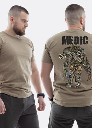 Чоловіча класична футболка з принтом medic військовий медик скелет витягає пораненого , бежевий