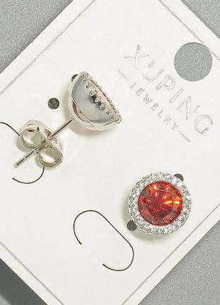 Серьги пусеты xuping с красным кристаллом и белыми стразами, круглая оправа d-9,5мм родий