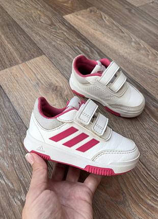 Кросівки adidas 22 р-ру, устілка 13,7-13,8 см