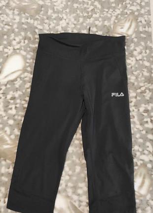 Черные женские спортивные бриджи/капри бренда fila с логотипом на бедре.