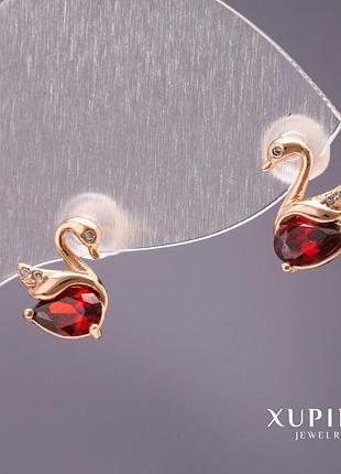 Серьги xuping пусеты пульсеты серьги лебеди с камнем цвет красный 10х7мм позолота 18к
