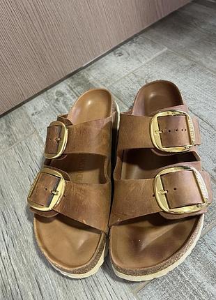 Шкіряні сандалі birkenstock arizona з великою пряжкою кольору коньяку, розмір 41