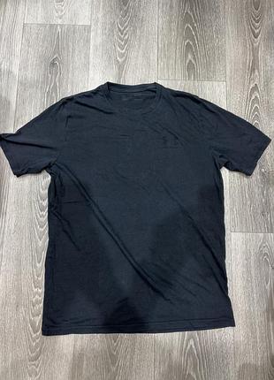 Футболка under armour , у чорному кольорі , в розмірі s-м