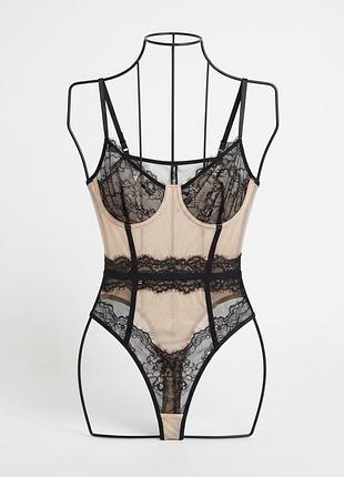 Изысканное кружевное боди prettylittlething на тонких бретелях размер s