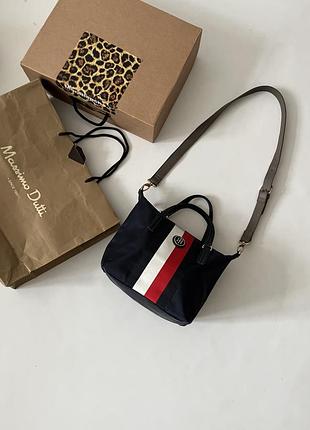Сумка-тоут tommy hilfiger poppy small, прикрашена впізнаваними фірмовими смугами спереду