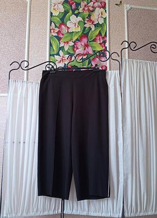 Красиві чорні штани з білою полоскою по боках m&s collection.