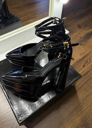 Туфлі versace, розмір 37. чорні лаковані, на платформі та підборах.