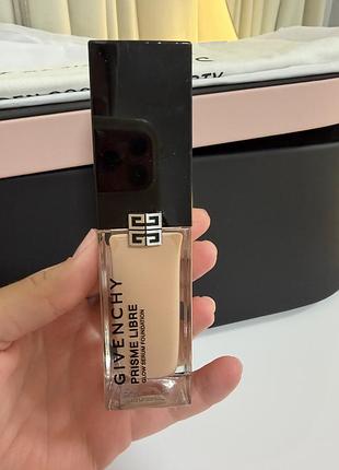 Тональна основа givenchy