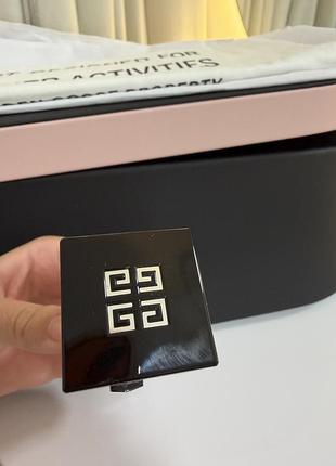 Тональна основа givenchy 4